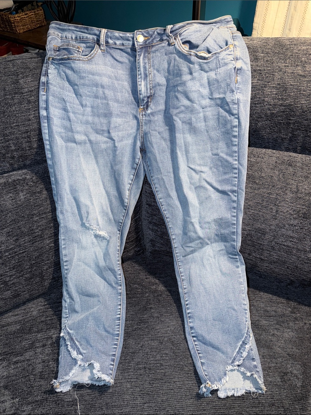 Judy Blue Light Wash Distressed Ankle Crop Jeans